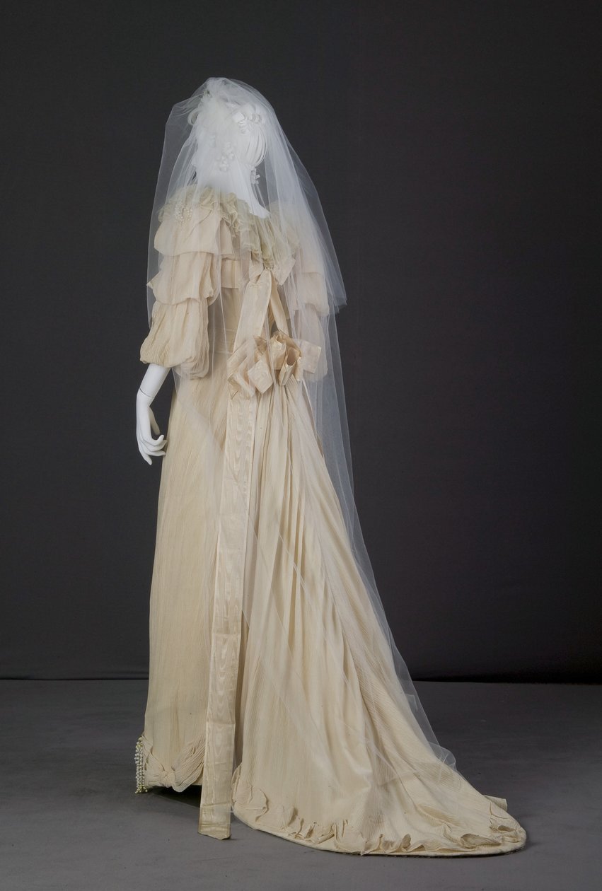 结婚礼服，1892年 作者 美国学校