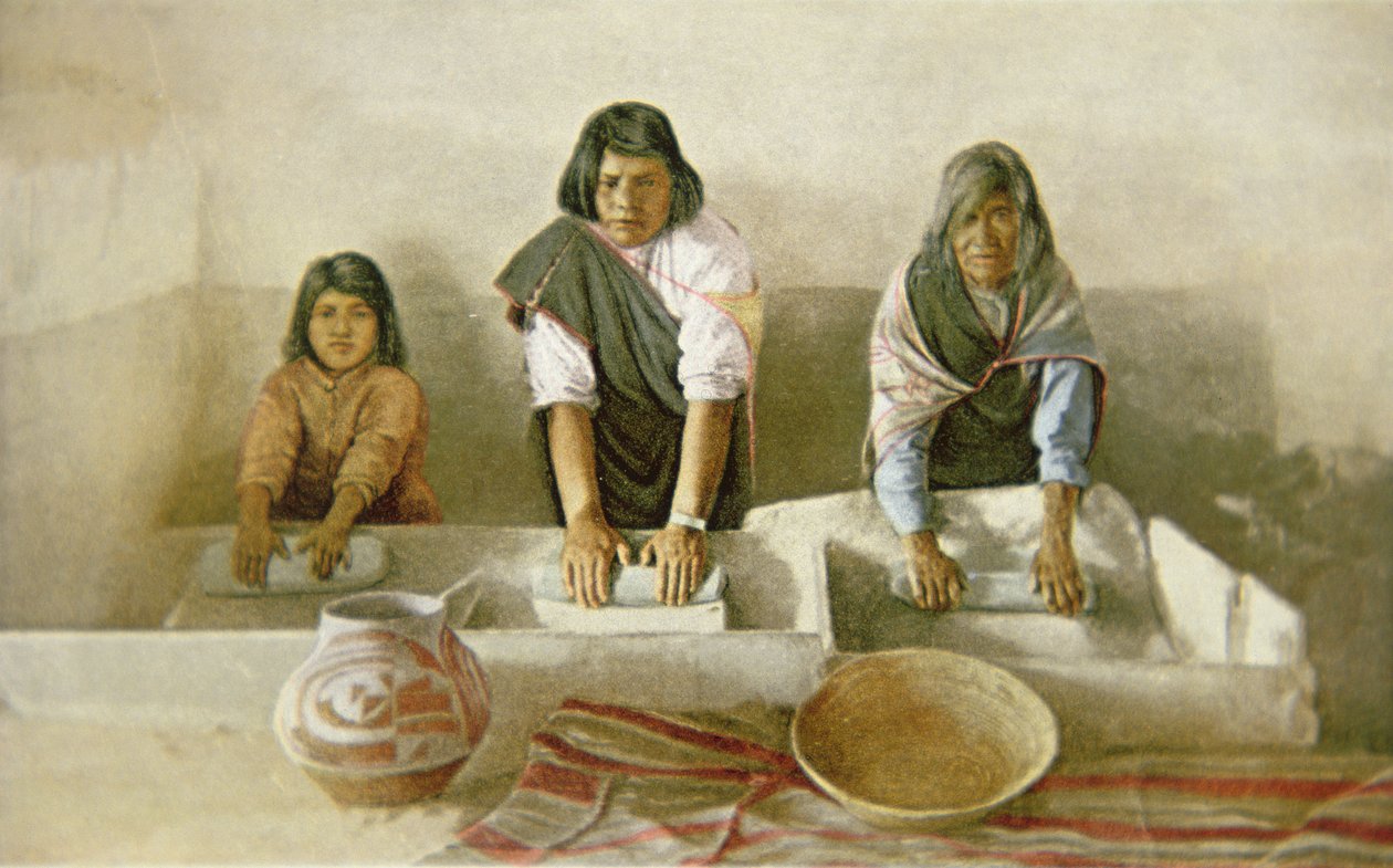 磨玉米的妇女，拉古纳的普韦布洛，约1905年（彩色平版印刷）。 作者 美国学校