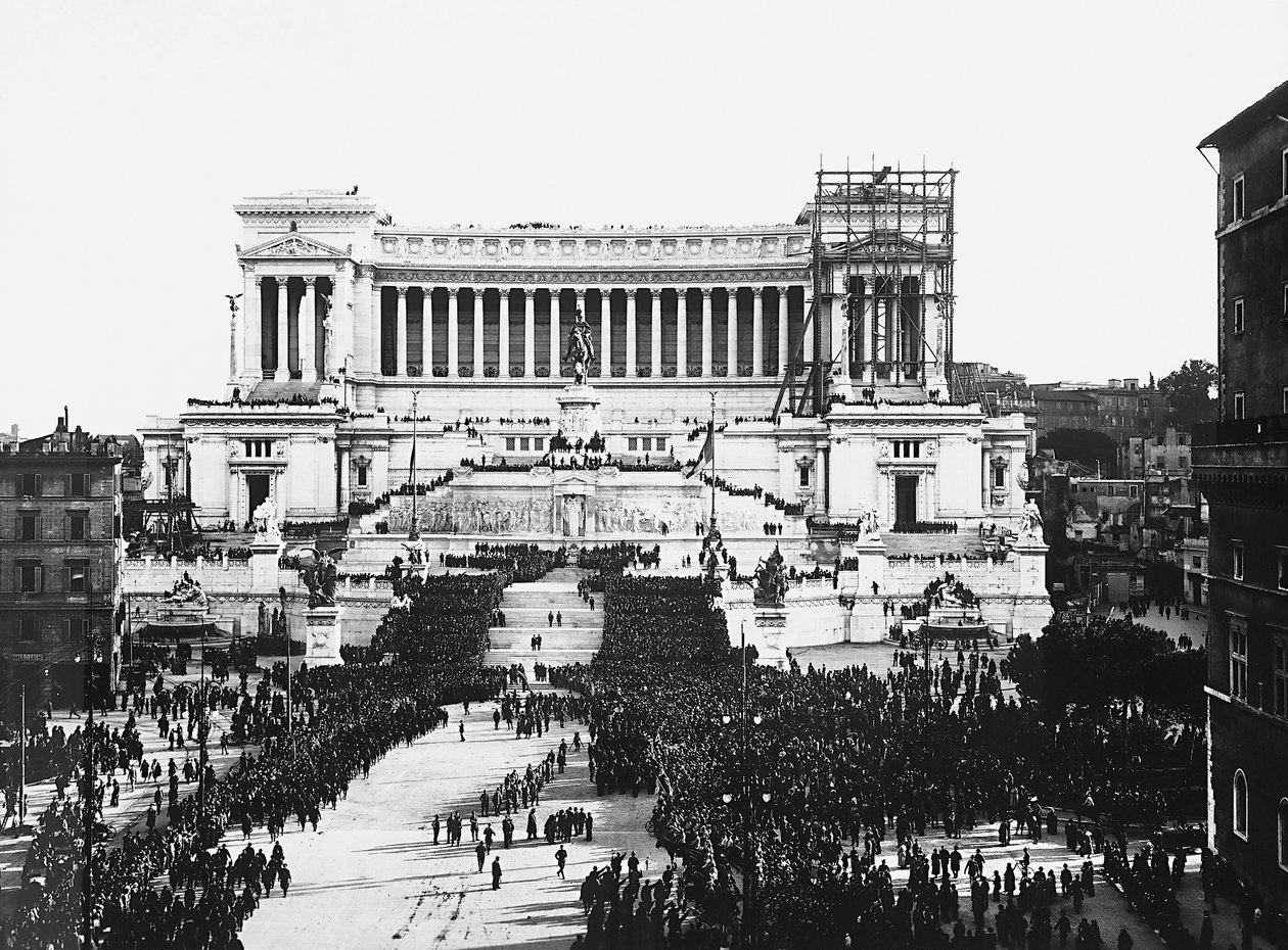 1922年11月4日，法西斯在罗马的祖国祭坛举行纪念无名战士的庆典（黑白照片）。 作者 安德森安德森