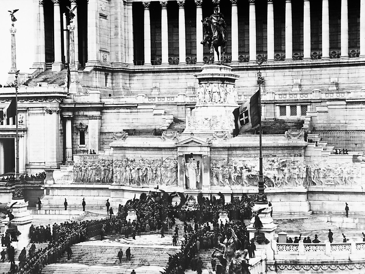 1922年11月4日，法西斯在罗马的祖国祭坛举行纪念无名战士的庆典（黑白照片）。 作者 安德森安德森