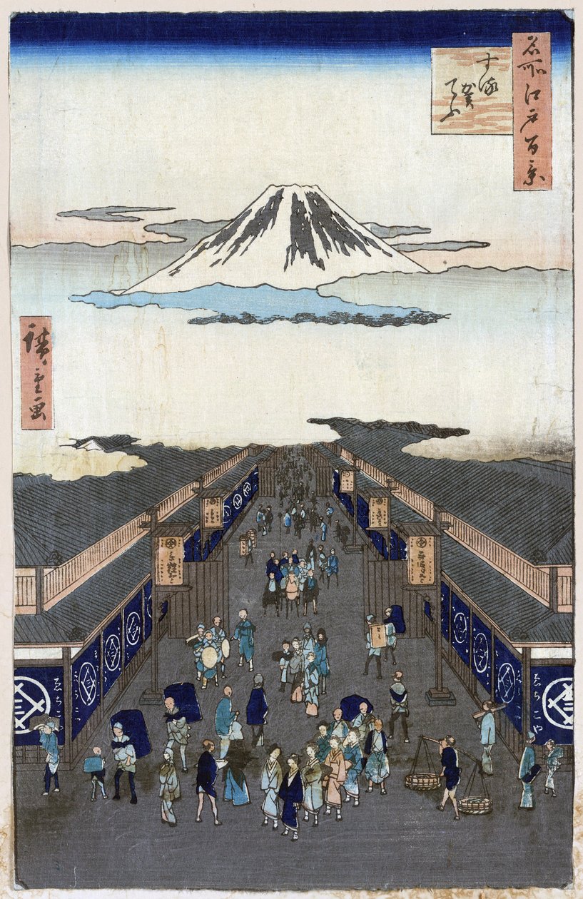 "江户（今东京）百处名胜：骏河町（骏河cho，Suruga-cho）景色。以富士山为背景的日本东京城市景观。(骏河町（江户百景）。日本版画，作者宇多川广重（1797-1858 年） 作者 安藤或歌川广重