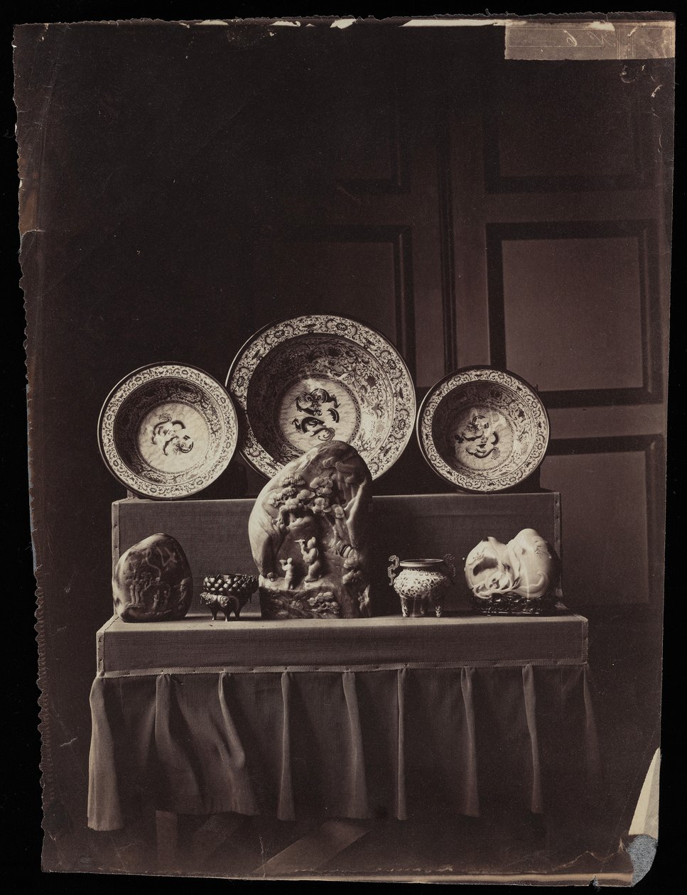 欧仁妮皇后在枫丹白露的中国博物馆中的展示，约1861年（胶印）。 作者 安德烈·阿道夫·尤金·迪斯德里