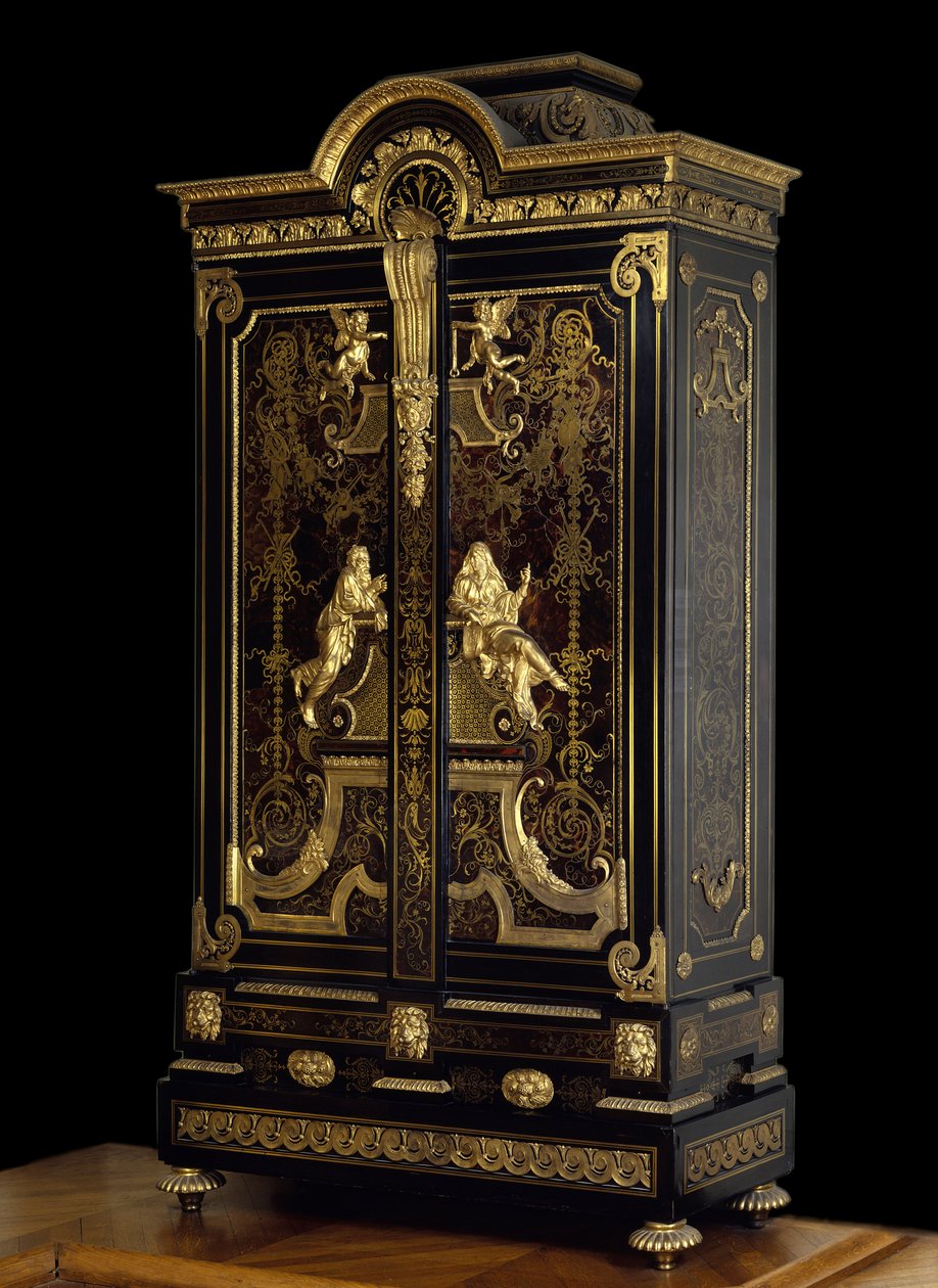 路易十四风格的家具（1661-1715）：衣柜上装饰着阿斯帕西和苏格拉底的形象，由安德烈-布勒（1642-1732）于1710年在巴黎用橡木、埃比尼和镀金制作。卢浮宫博物馆 作者 安德烈·查尔斯·布勒