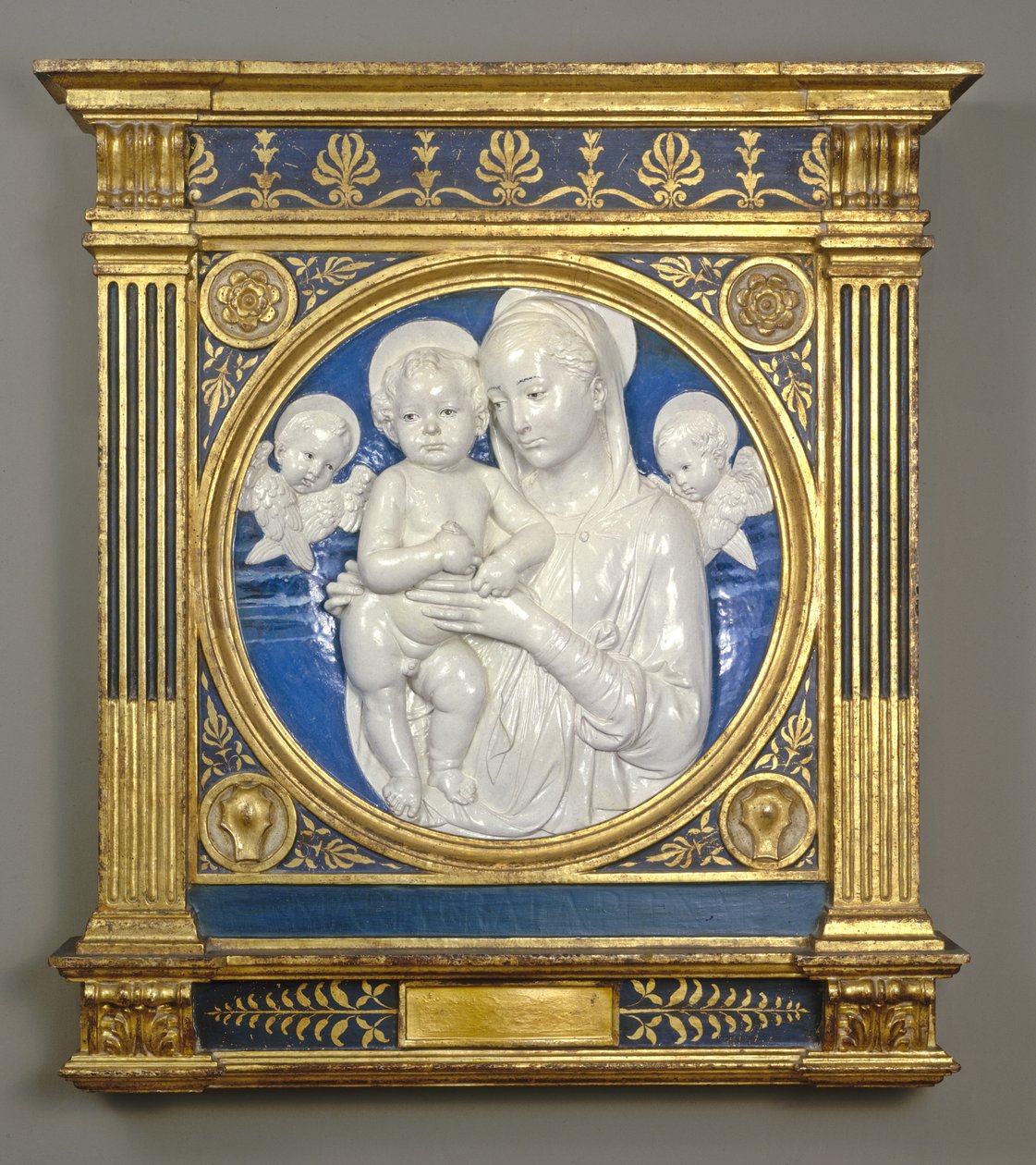 Madonna und Child with Cherubs，c.1485（釉面赤土陶器） 作者 安德里亚·德拉·罗比亚