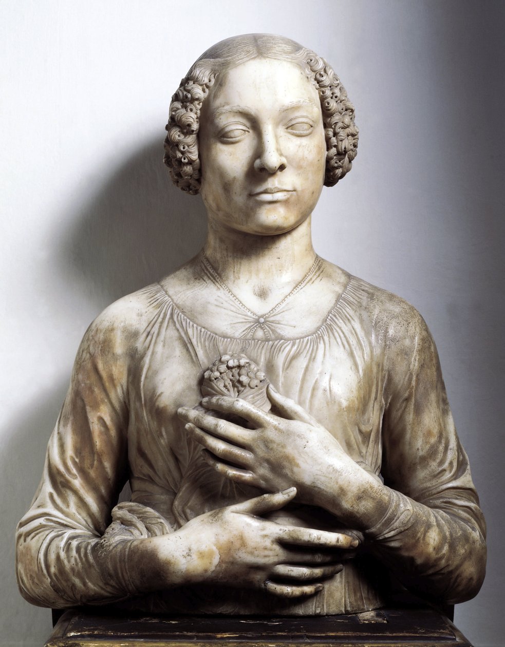 Woman with a bunch of flowers Marble sculpture by Andrea di Francesco di Cione dit il Verrocchio (1435-1488) 1475-1480 approx. Sun 58 cm Florence, Museo Nazionale del Bargello 作者 安德里亚·德尔·弗罗基基奥