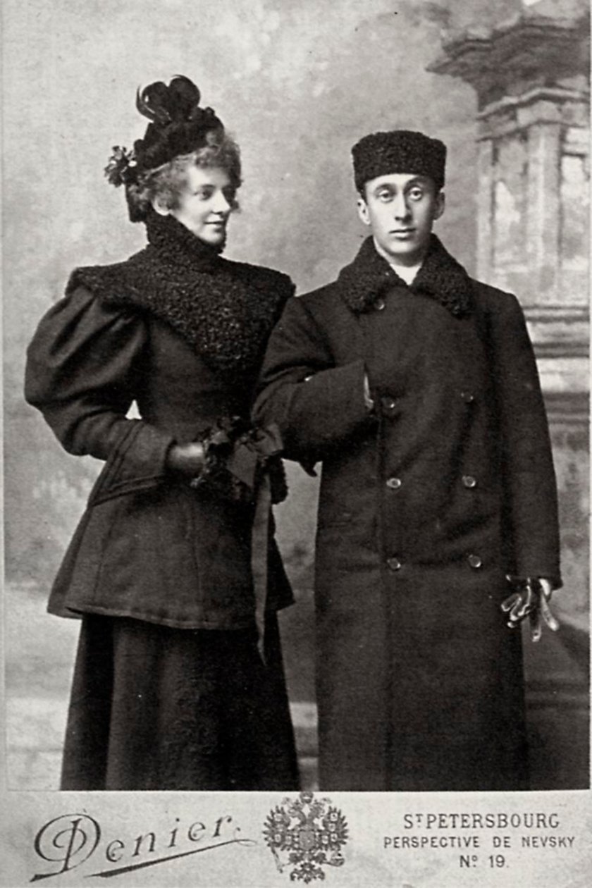 俄国诗人齐纳达·吉皮乌斯（Zinaida Gippius），与艺术史学家阿基姆·沃伦斯基（Akim Volynsky）一起，摄于c1890-c1894。 作者 安德烈·丹尼尔（Andrei Deniere）