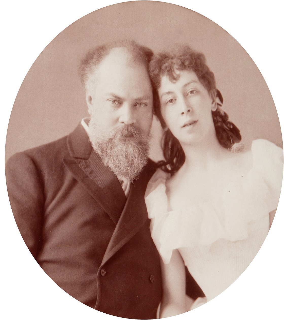 艺术家康斯坦丁-叶戈罗维奇-马科夫斯基（Constantin Makovski）（1839-1915 年）与妻子的肖像。安德烈-奥西波维奇-卡列林（1837-1906 年）的铝质照片 作者 安德烈·奥西波维奇·卡列林