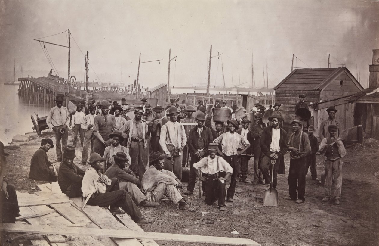 弗吉尼亚州亚历山大市军需官码头的劳动者，1863-65年。 作者 安德鲁·约瑟夫·拉塞尔。