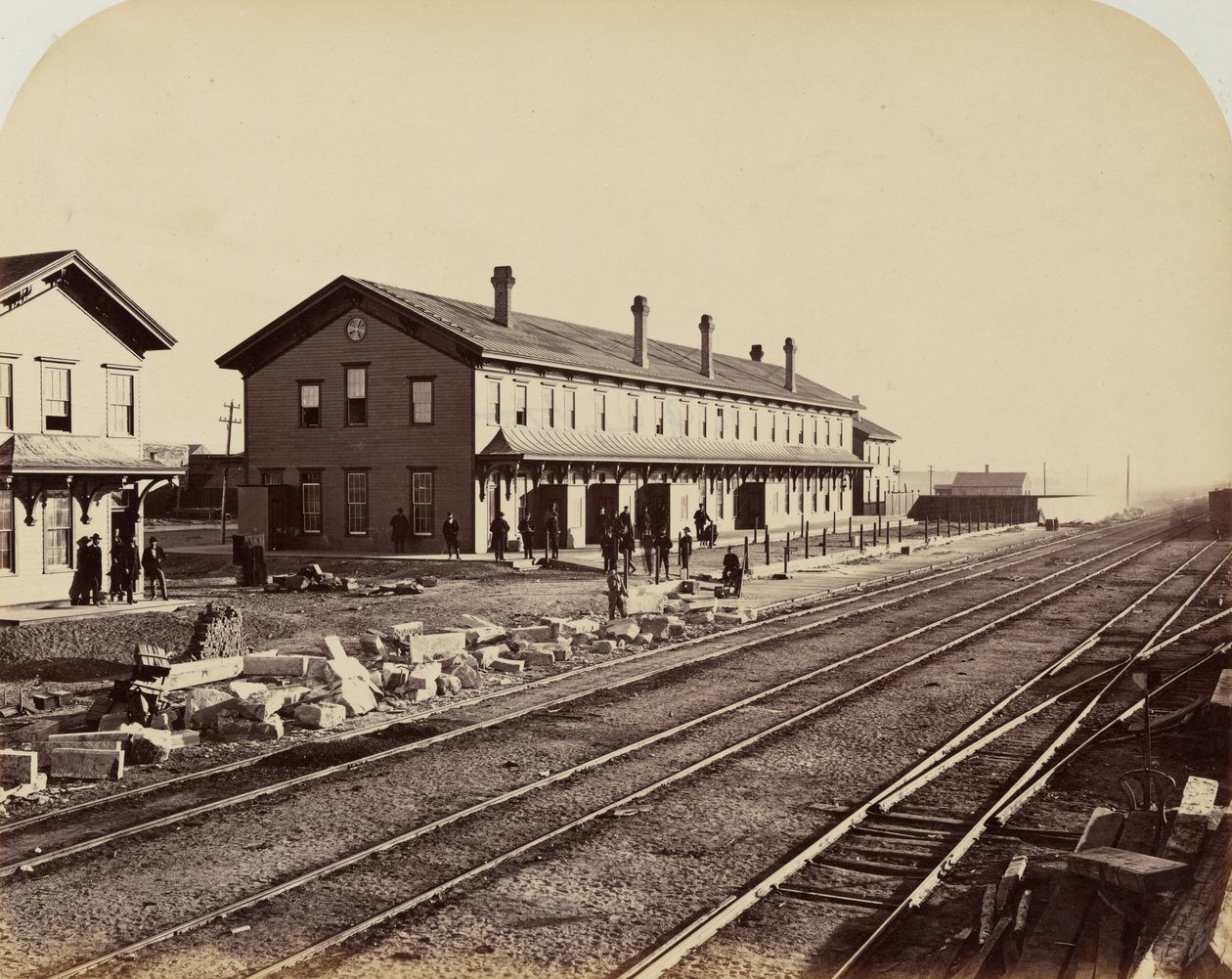 图版 15.拉莱米酒店，拉莱米市，1869 年（照片） 作者 安德鲁·约瑟夫·拉塞尔