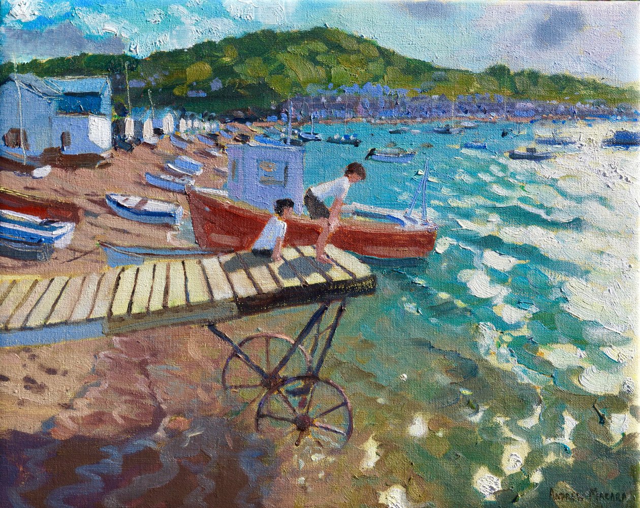 登陆舞台上的两个男孩，Teignmouth，201516， 作者 安德鲁·马卡拉（Andrew Macara）