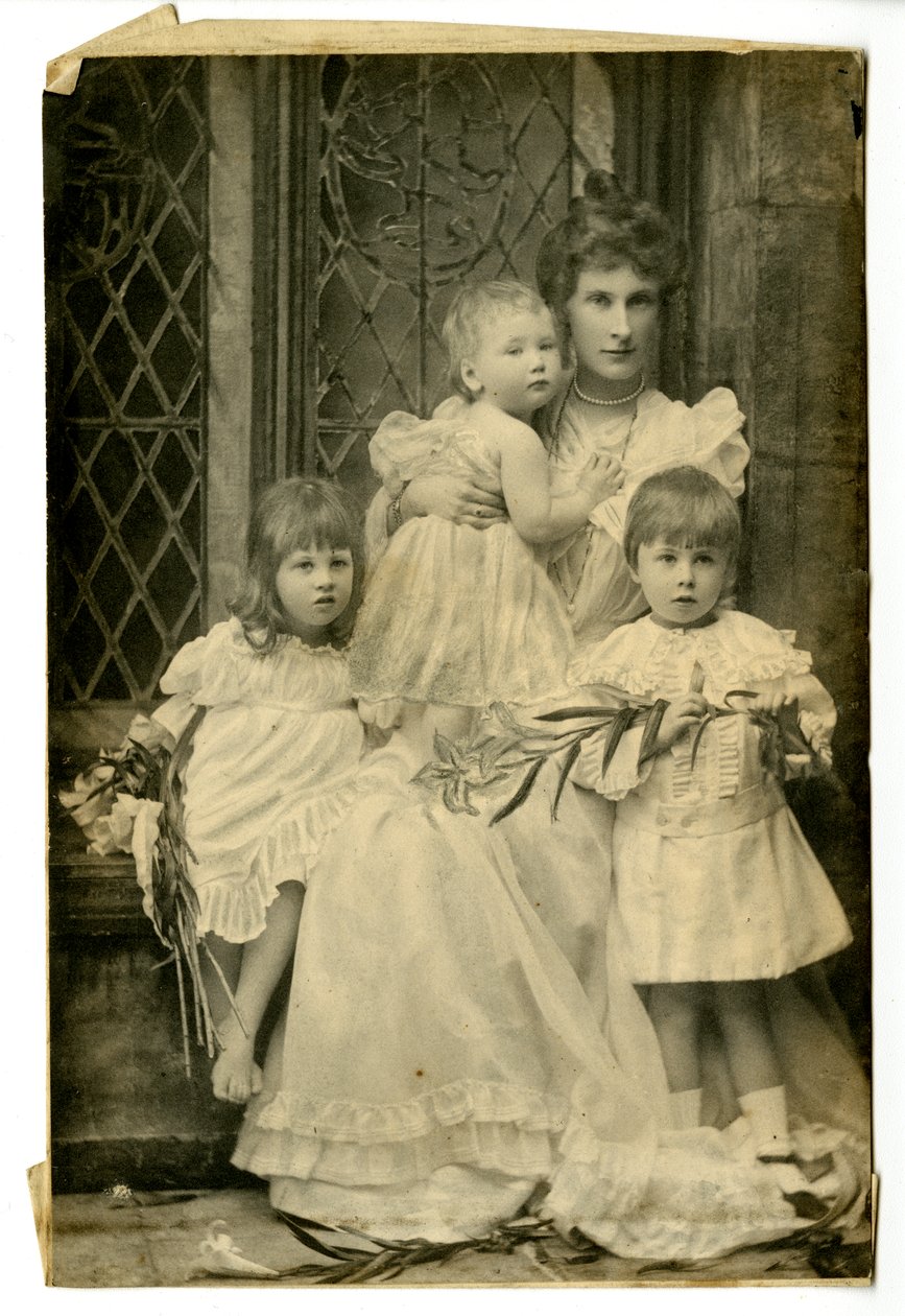 伊夫林公爵夫人和三个孩子，约1899年（黑白照片）。 作者 当归 (attr. To) Kauffmann