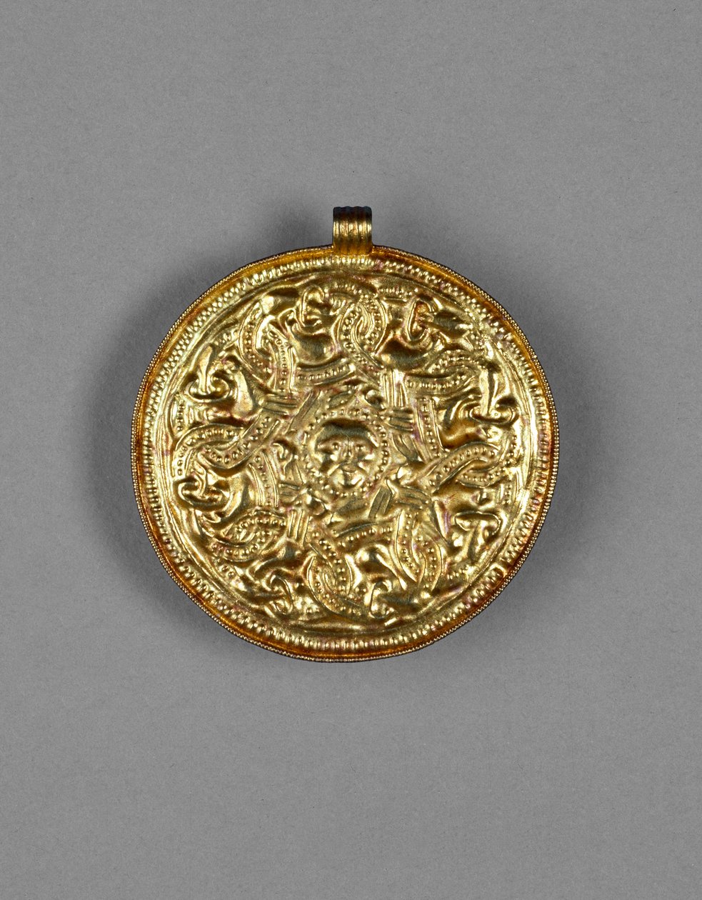 Bracteate吊坠，来自Faversham，Kent，Anglo-Saxon（金色） 作者 盎格鲁撒克逊人