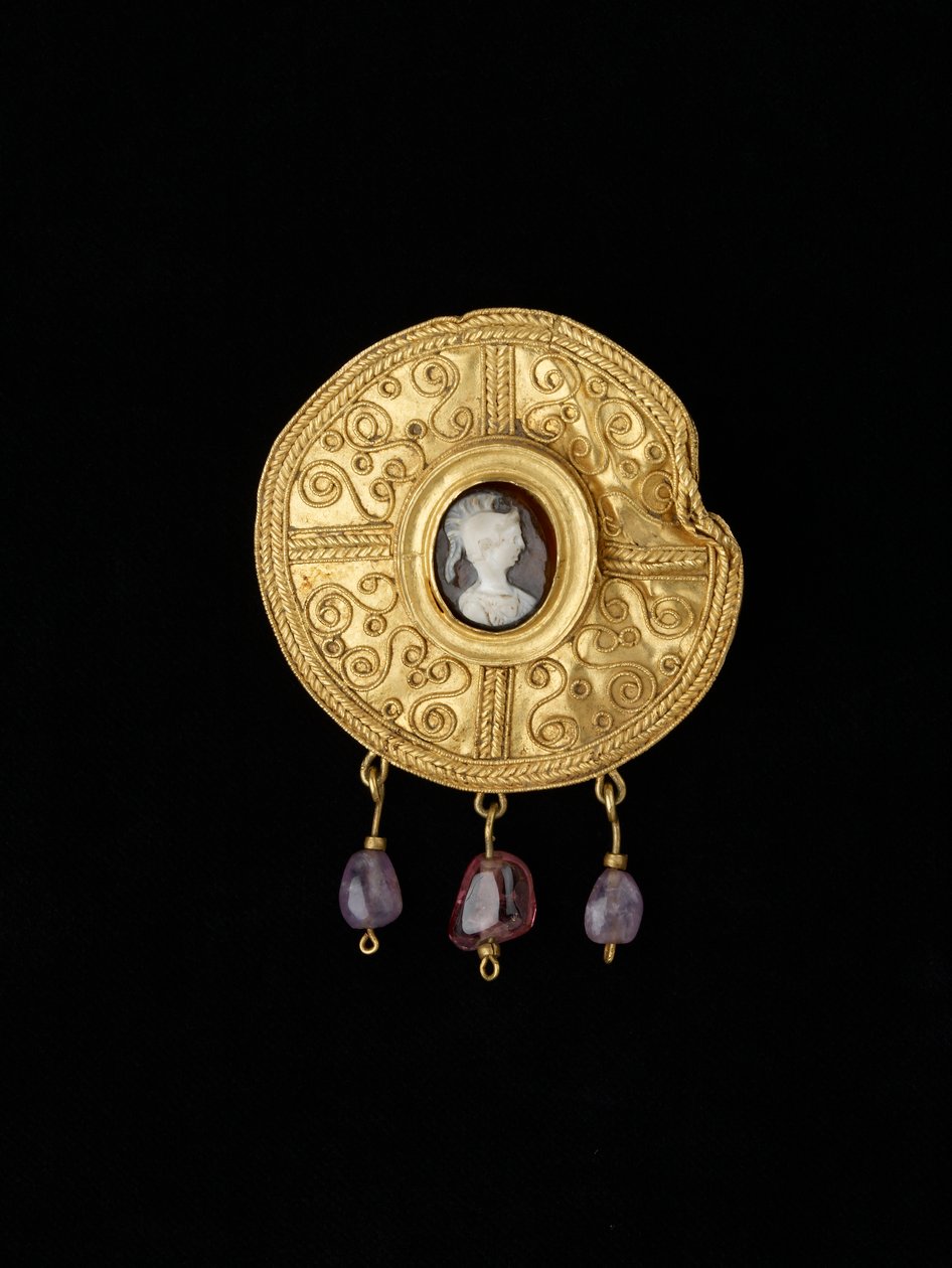 圆盘胸针，来自Benevento，Campania，Anglo-Saxon，7世纪（金，on玛瑙和紫水晶） 作者 盎格鲁撒克逊人