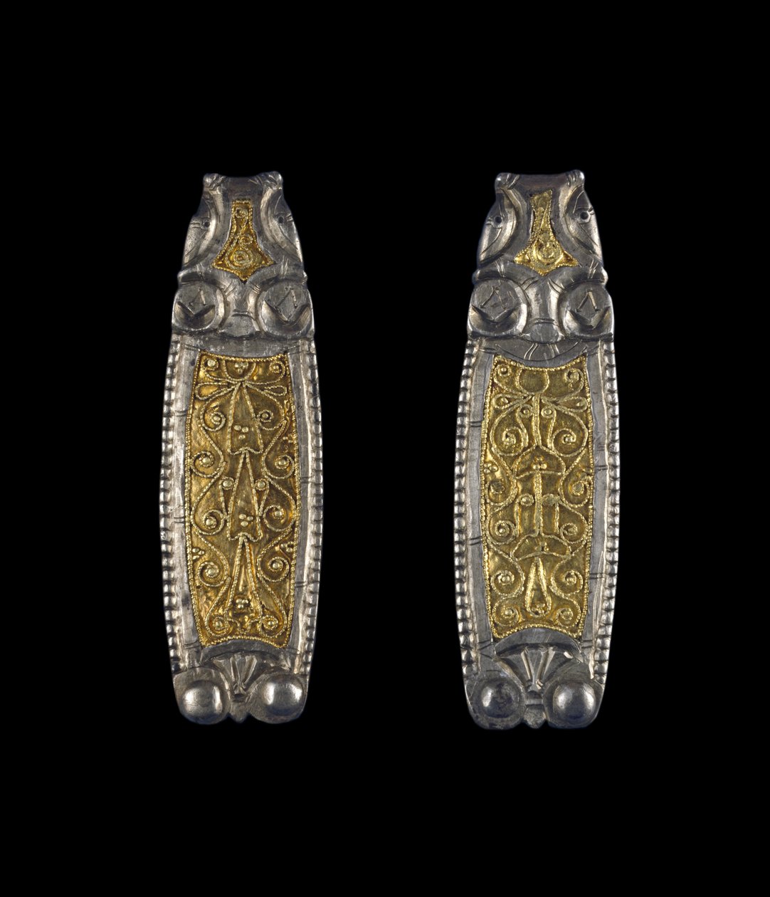 一对绑带，来自Ipsden Heath，Oxfordshire，Late Anglo-Saxon，9世纪（银镶金镶嵌） 作者 盎格鲁撒克逊人