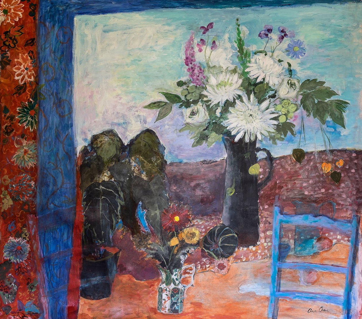 有鲜花和蓝色椅子的静物，2019（亚克力） 作者 安·奥拉姆