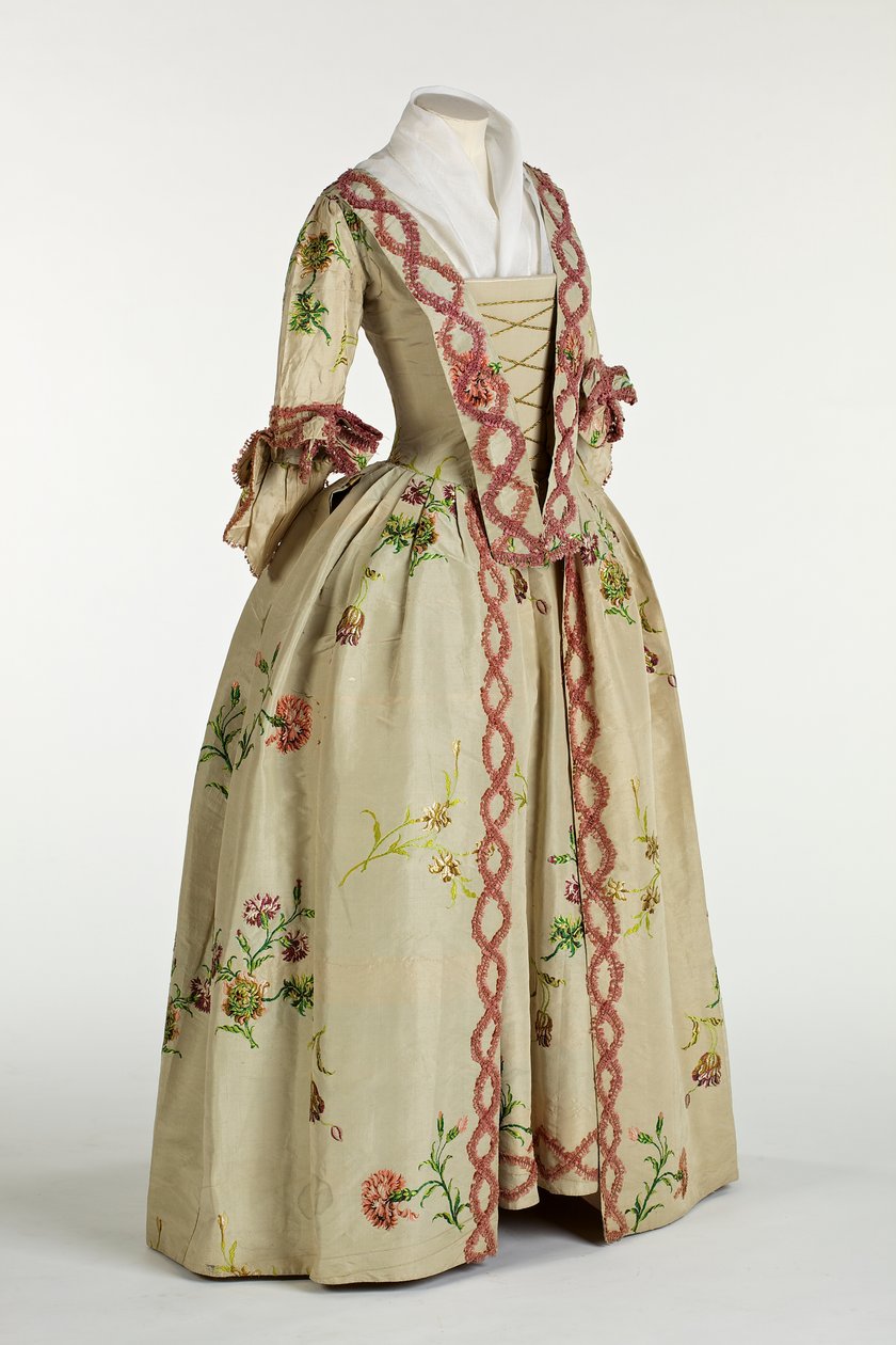 象牙色或米色锦缎Spitalfields丝绸礼服和衬裙，c.1740-60（丝绸） 作者 安娜·玛丽亚·加思韦特