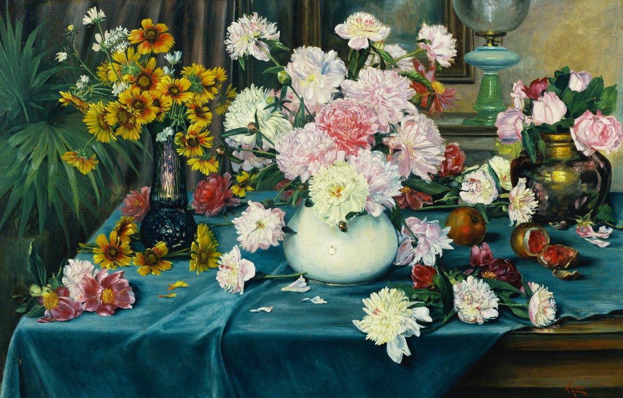 花瓶，桌上的牡丹，玫瑰和其他花朵装饰着蓝布的桌子上，1913年 作者 安娜·克尼特尔