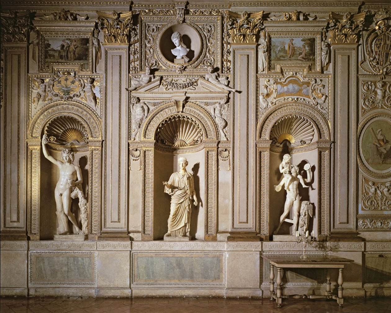 Galleria Carracci，镀金粉刷墙壁装饰的细节与壁龛包含大理石雕塑，1597-1604照片 作者 Annibale Carracci