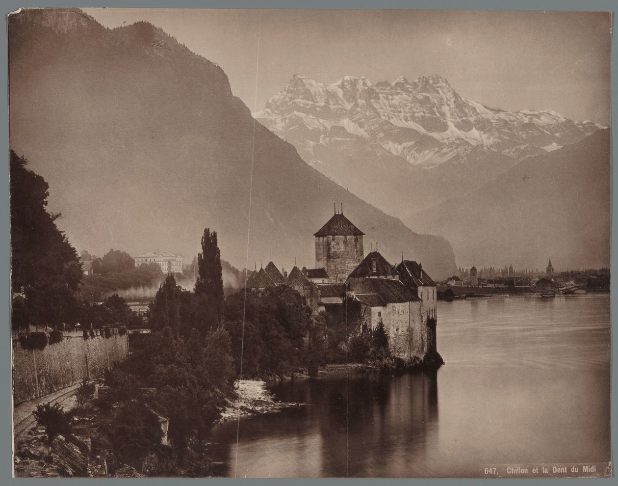 日内瓦湖畔的西庸城堡，远处是 Dents du Midi Chillon et la Dent du Midi（物体上的标题） 作者 无名氏