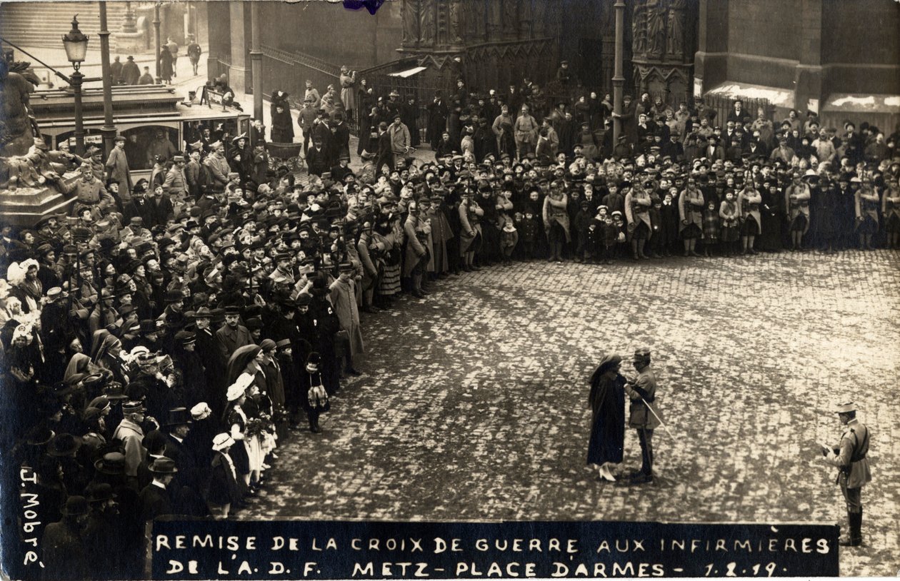 1914-1918年第一次世界大战：1919年2月1日在梅斯的武器广场向ADF（A.D.F.）的护士们移交战争十字架。私人收藏，斯特拉。 作者 匿名匿名