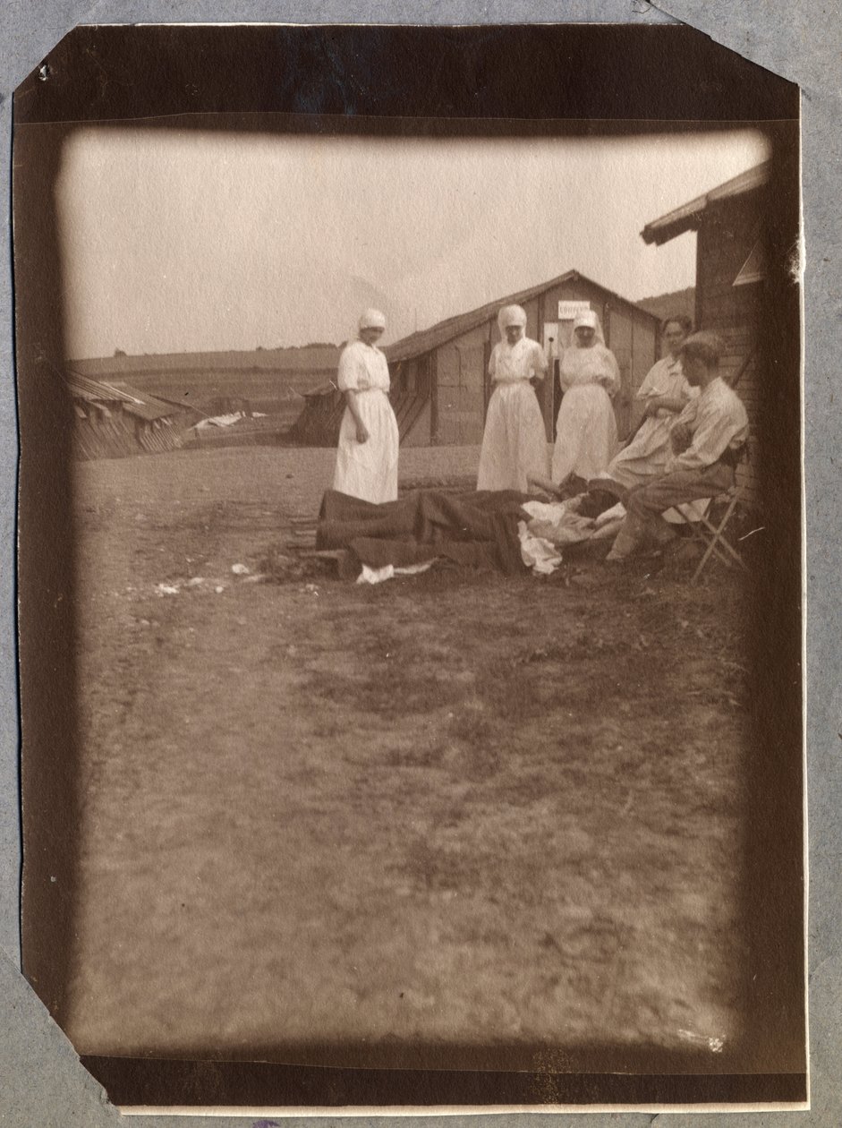 1914-1918年第一次世界大战：日光疗法。法国红十字会（Red Cross）的受伤士兵和护士，法国下诺曼底（Lower Normandy）曼什地区的库维尔（Couville）营地。1917年7月的匿名照片。私人收藏，斯特拉。 作者 匿名匿名