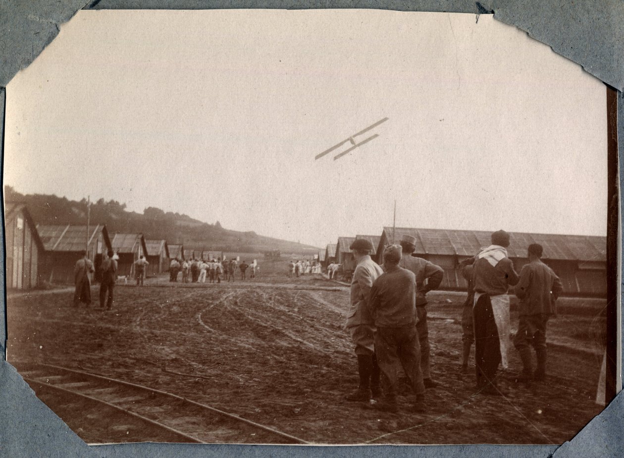 1914-1918年第一次世界大战：圣马丁山军事中队飞越法国下诺曼底（Lower Normandy）曼什（Manche）的库维尔（Couville）营地。1917年6月匿名摄影。私人收藏，斯特拉。 作者 匿名匿名