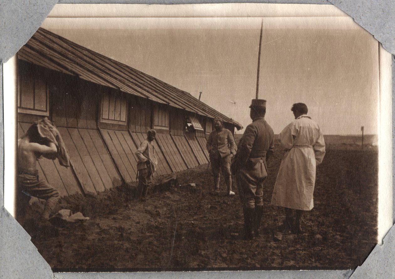 1914-1918年第一次世界大战：在法国下诺曼底（Lower Normandy）英吉利海峡的库维尔（Couville）营地的边缘寻找人头。匿名摄影 1917年5月。私人收藏，斯特拉。 作者 匿名匿名