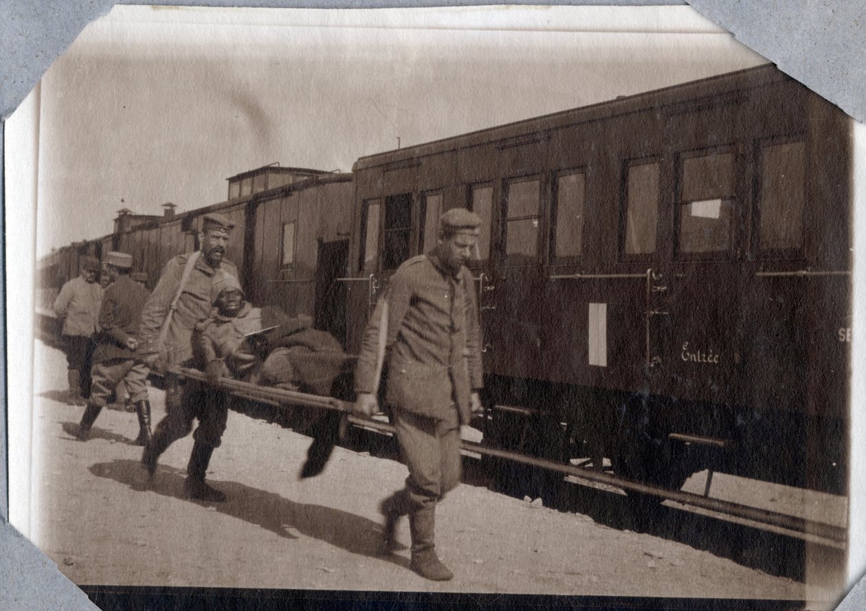 First World War 1914-1918: soldier wounds and stretchers in a station in the English Channel, Lower Normandy (Lower Normandy), France. Anonymous photography May 1917. Private collection, Stella. 作者 匿名匿名