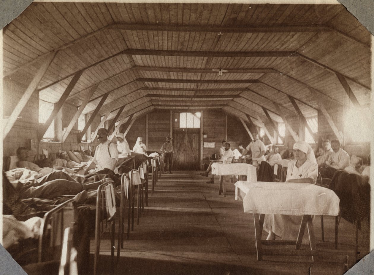 1914-1918年第一次世界大战：法国红十字会（red cross）的伤员和护士，法国下诺曼底（Lower Normandy）英吉利海峡的库维尔营地。1917年7月的匿名照片。私人收藏，斯特拉。 作者 匿名匿名