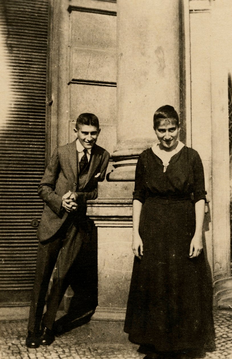Franz Kafka (1883-1924) with his sister Ottla (1892-1943) before Oppelt House in Prague par Anonymous, c. 1914 - Photograph - Private Collection 作者 匿名匿名