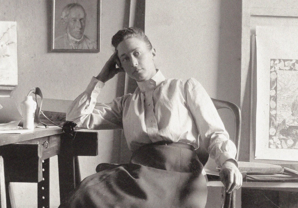 Hilma af Klint 在她位于斯德哥尔摩 Hamngatan 的工作室里，摄于 1895 年（照片） 作者 匿名匿名