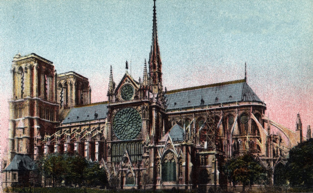 Paris: exterior view of the Cathedrale Notre Dame (Notre-Dame), south side. Gothic architecture. Photograph of 1920 in “” Artistic Album”” of the city of Paris. Private collection. 作者 匿名匿名