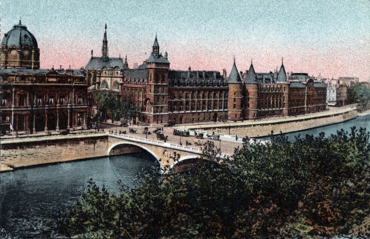 Paris: exterior view of the Concierge on the Ile de la Cite and the bridge au Change. Photograph of 1920 in “” Artistic Album”” of the city of Paris. Private collection. 作者 匿名匿名