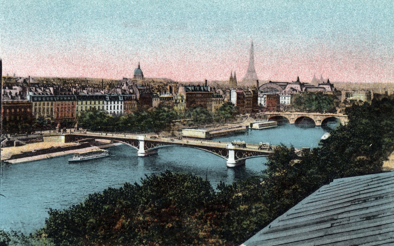 Paris: panorama of the Seine with the Eiffel Tower in the background. Photograph of 1920 in “” Artistic Album”” of the city of Paris. Private collection. 作者 匿名匿名