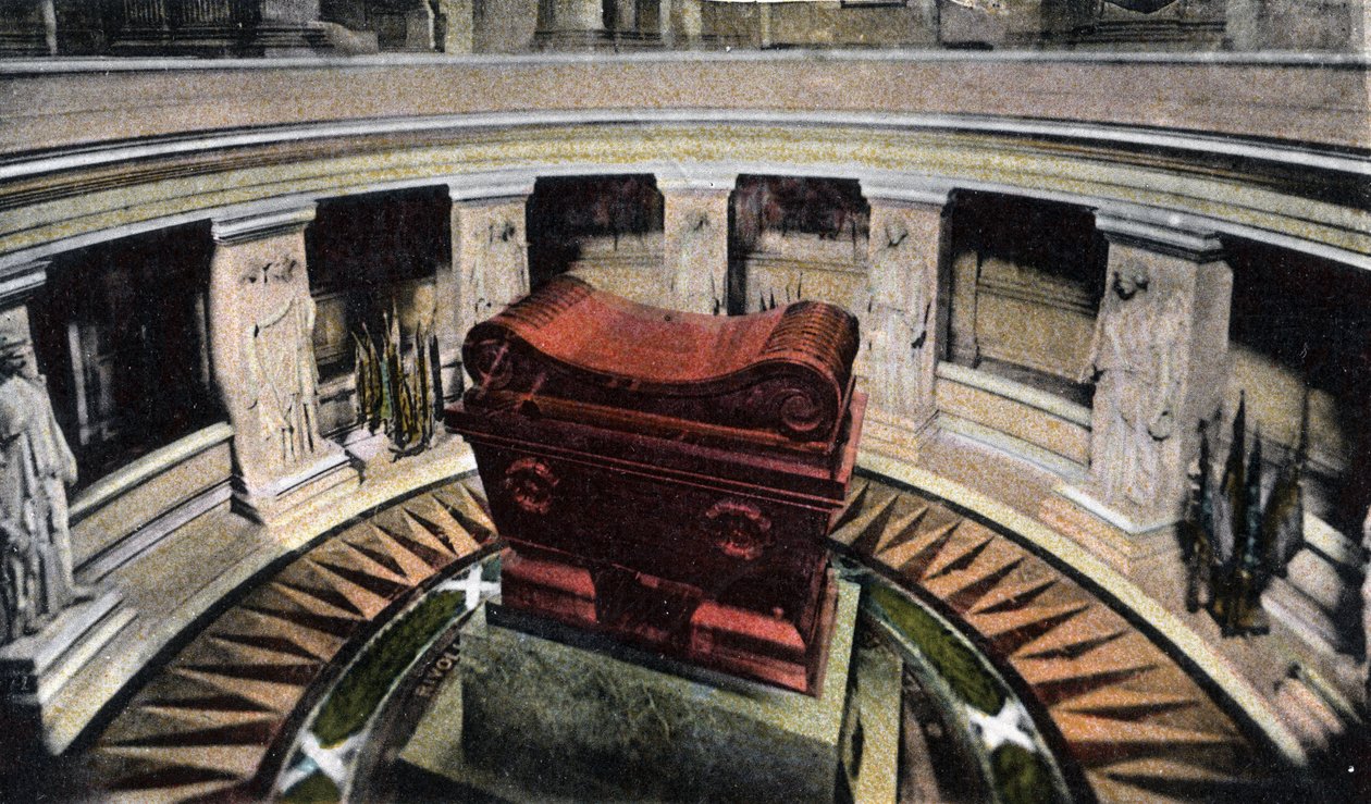 Paris: tomb of Napoleon I Bonaparte (1769-1821) at the Invalides. Photograph of 1920 in “” Artistic Album”” of the city of Paris. Private collection. 作者 匿名匿名