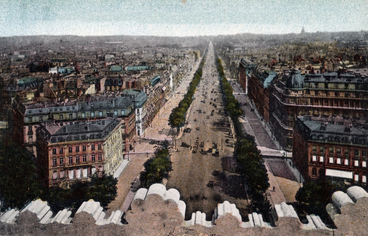 巴黎：从凯旋门、艾托尔广场拍摄的香榭丽舍大道（Champs-Elysees）的景色。巴黎市 "艺术专辑 "中1920年的照片。私人收藏。 作者 匿名匿名