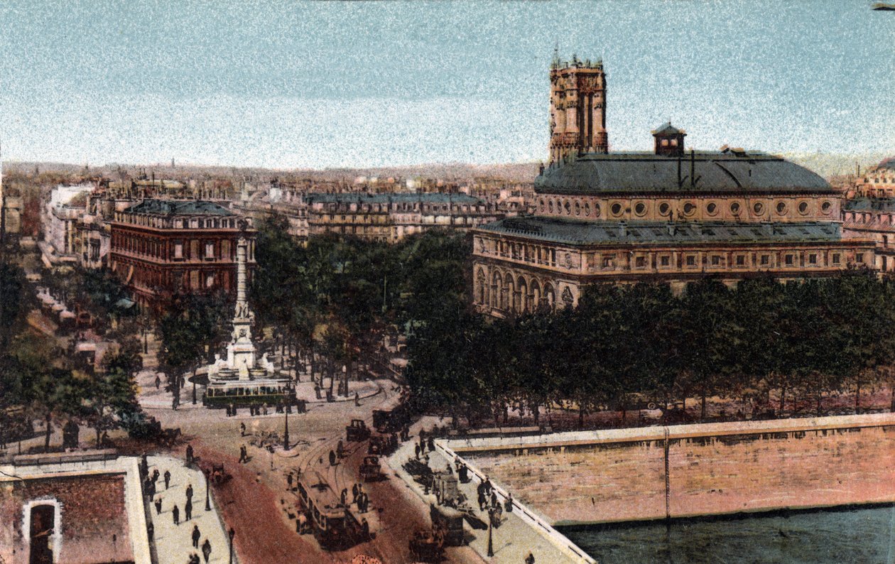 Paris: view of the Place du Chatelet and the Sarah-Bernhardt Theatre (present-day Theatre de la Ville). In the background, the Saint Jacques Tower (Saint Jacques). Photograph of 1920 in “” Artistic Album”” of the city of Paris. Private collection. 作者 匿名匿名