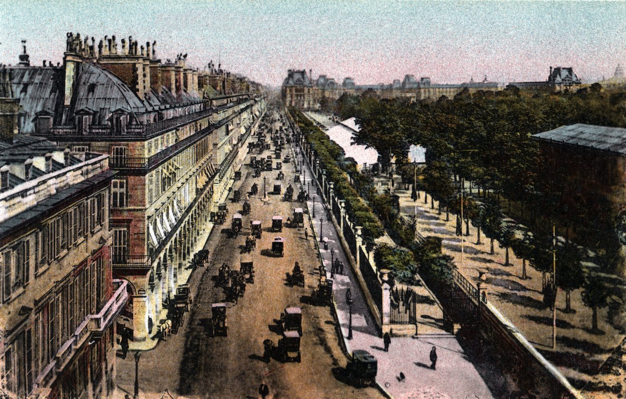 Paris: view of the traffic on rue de Rivoli, towards the Louvre. Photograph of 1920 in “” Artistic Album”” of the city of Paris. Private collection. 作者 匿名匿名
