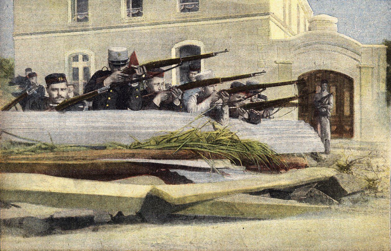 Protugese革命：在里斯本的一条街道上设置路障。雕版画。1910年10月23日 "小巴黎 "报纸上的一张。私人收藏。 作者 匿名匿名