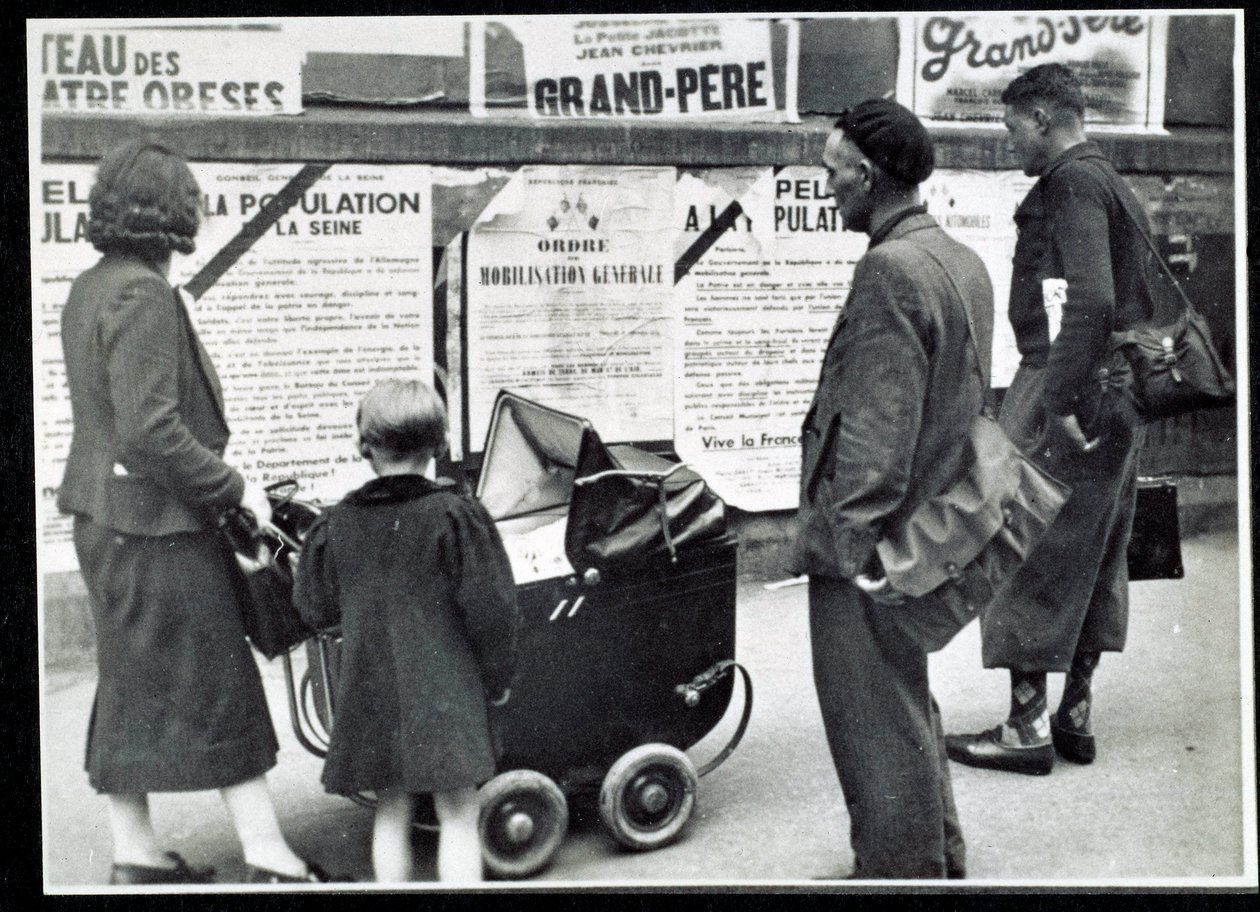 Second World War (1939-1945): Passers-by read the mobilization posters in September 1939 作者 匿名匿名