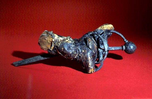 树根中的剑（铁和木）。 作者 匿名匿名