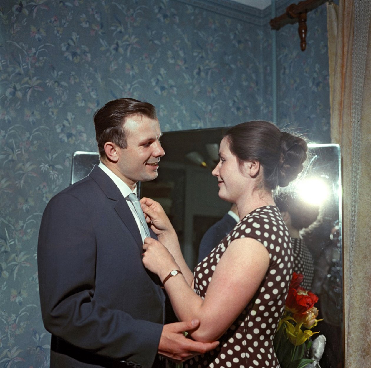 宇航员尤里（Iouri，Youri）加加林（1934-1968）与他的妻子瓦伦蒂娜（Valentina par Ryumkin），雅科夫-伊斯拉耶维奇（1913-1986）。彩色摄影 作者 匿名匿名