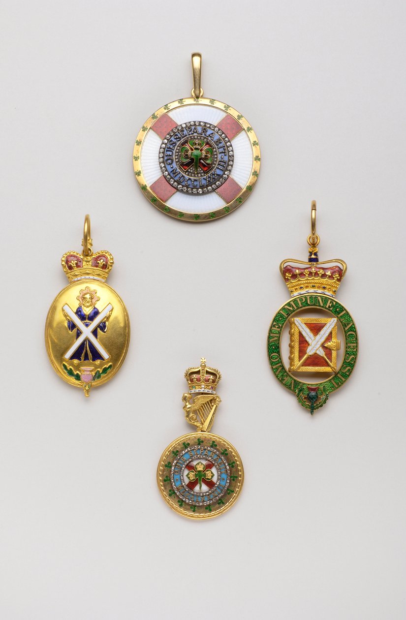 United Kingdom - Order of Thistle - Left: Insignia of herald of Scottish weapons, this insignia is not exclusively linked to the Order of Thistle, Middle of the 18th century, Gold and Emals, H 7 cm; w 3.8 cm; weight: 36 g - Right: insignia of dean of the O 作者 匿名匿名