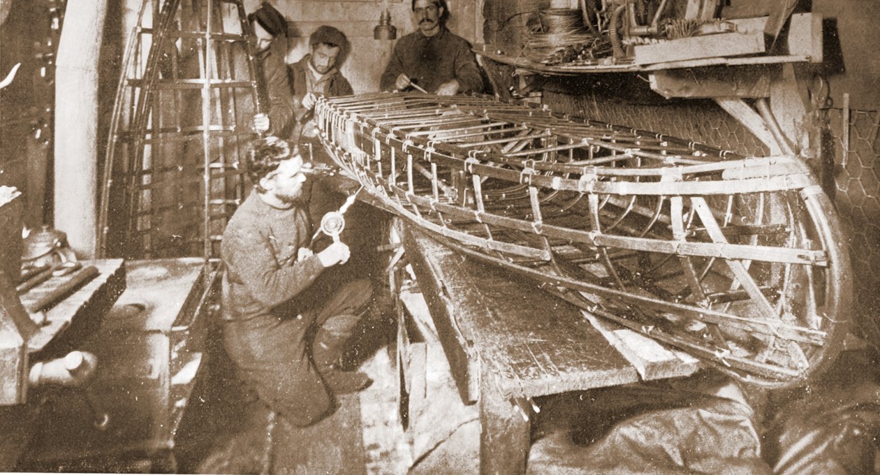 建造了一艘轻型分节船，出版于 1907 年伦敦（双面照片）。伦敦，1907 年（黑白照片） 作者 安东尼菲亚拉