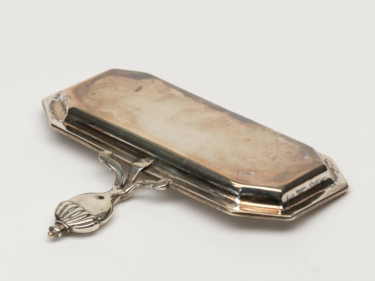 Candle snuffer tray, Board of Ordnance, c.1696 (tray, snuffer) 作者 安东尼·内尔梅