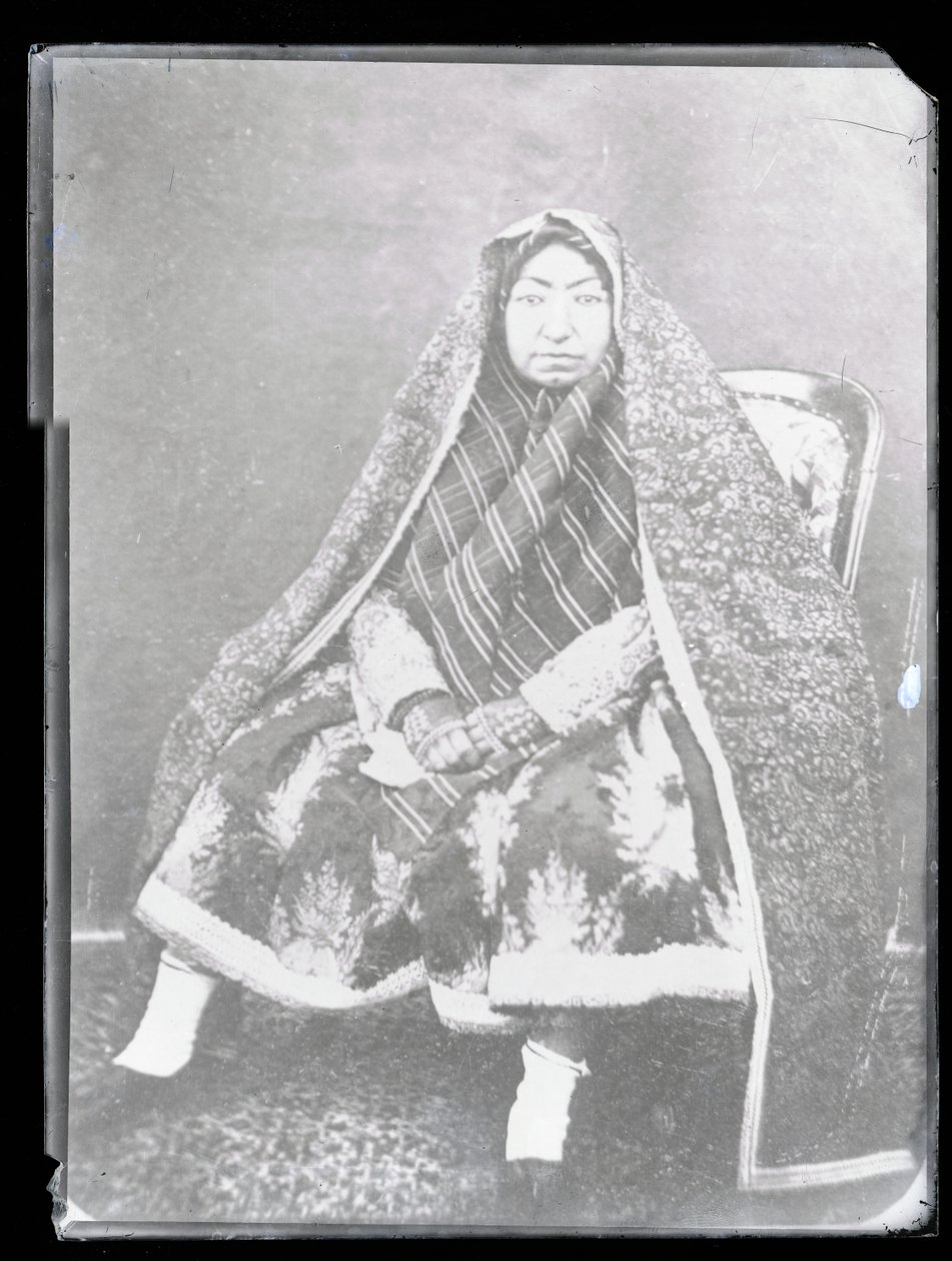 工作室肖像：Nasir Al-Din Shah 的母亲 Mahd-i Awliya（黑白照片） 作者 安托万·塞夫鲁金（Antoin Sevruguin）