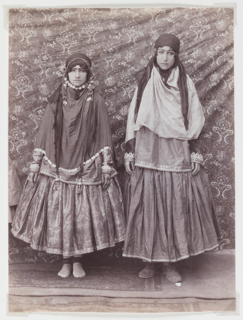 两个女人在部落服装（银蛋白打印） 作者 安托万·塞夫鲁金（Antoin Sevruguin）