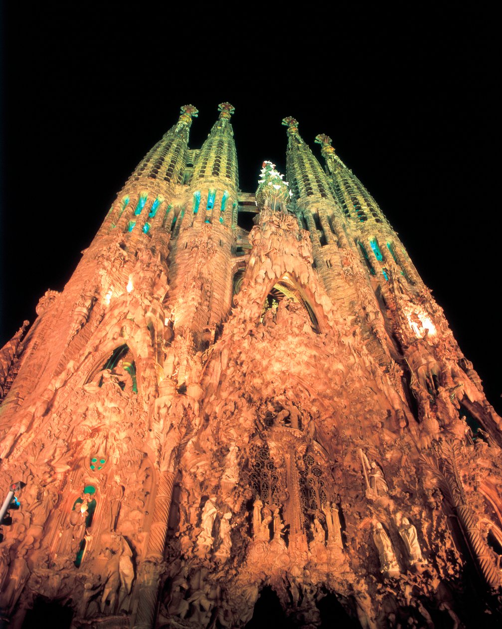 作者：GAUDI i CORNET, Antoni (1852-1926)：GAUDI i CORNET, Antoni (1852-1926).标题：圣家堂1884-1926 (Spanish).技术：建筑。博物馆/地点：西班牙西班牙。CATALONIA.巴塞罗那。巴塞罗那。圣家堂。Fachada del Nacimiento。(西班牙文）。 作者 安东尼·高迪