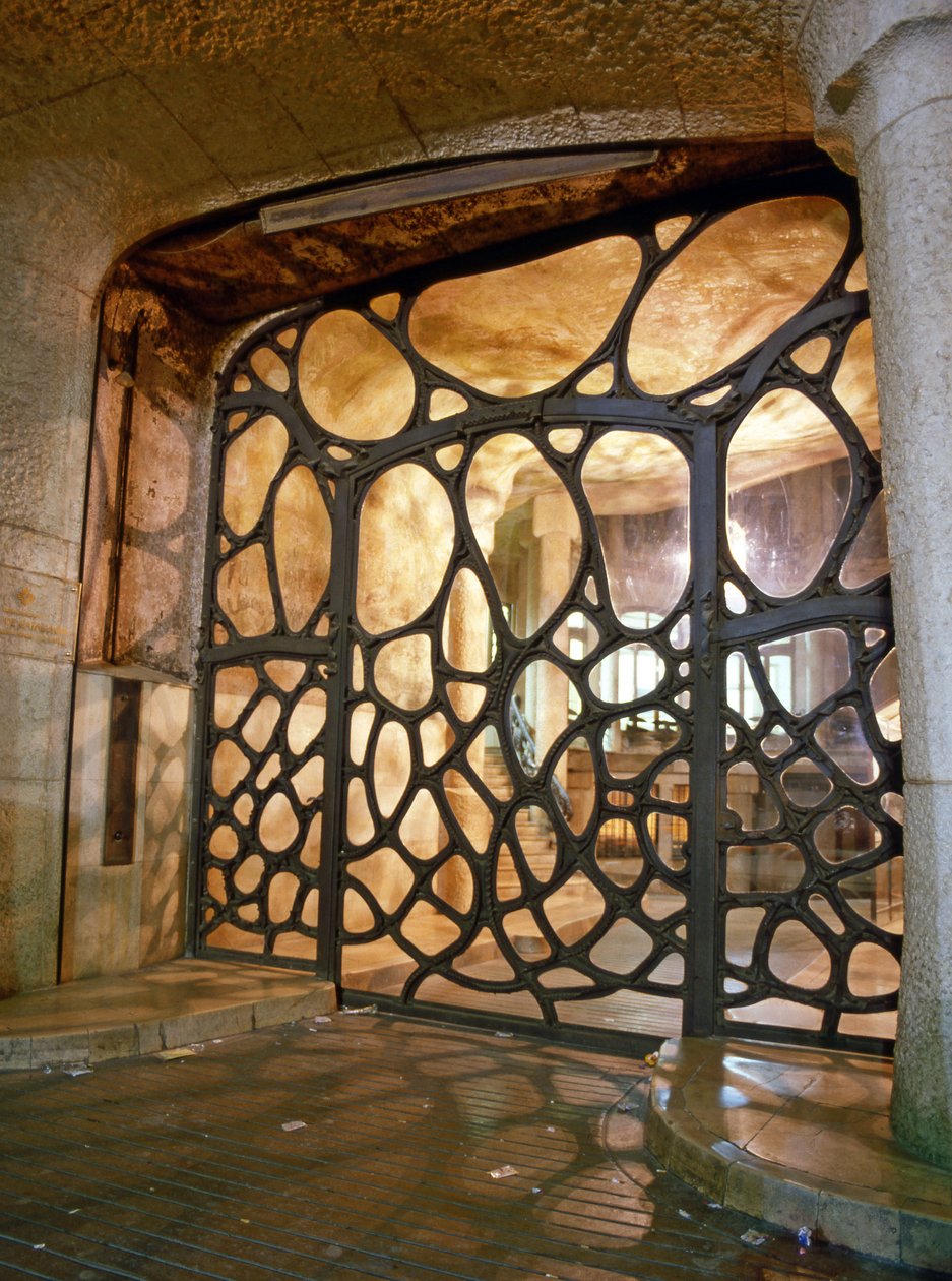 西班牙巴塞罗那的米拉之家（La Casa Mila）、佩德雷拉（La Pedrera）和格拉西亚路（Passeig de Gracia）。建筑师安东尼-高迪（1852-1926 年） 作者 安东尼·高迪