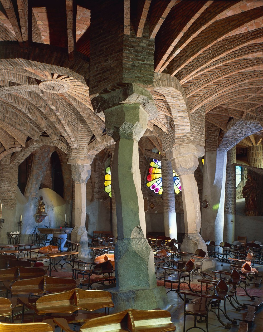 西班牙，加泰罗尼亚地区，巴塞罗那省，Baix Llobregat县，Santa Coloma de Cervello，Colonia Guell教堂，教堂墓穴 作者 安东尼·高迪
